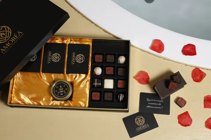Ritual Box aperta tra i petali di rosa
