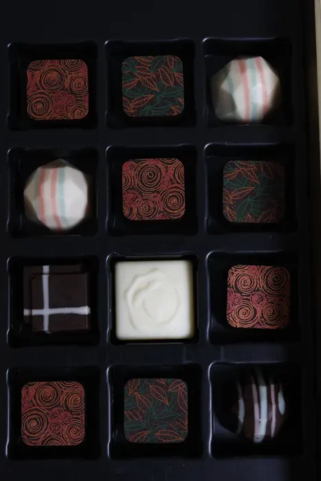 Le praline nel vassoio nero