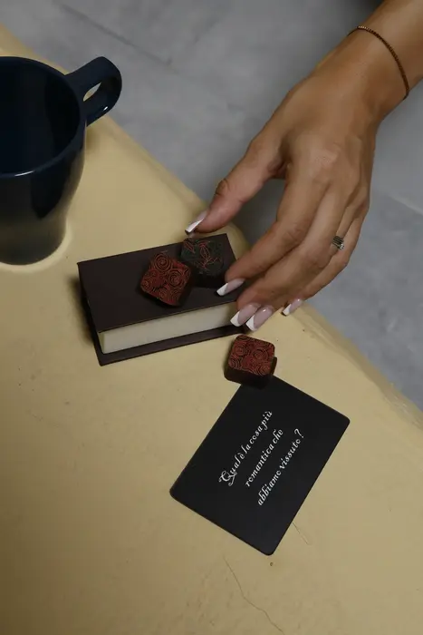 Praline e carte sul tavolo