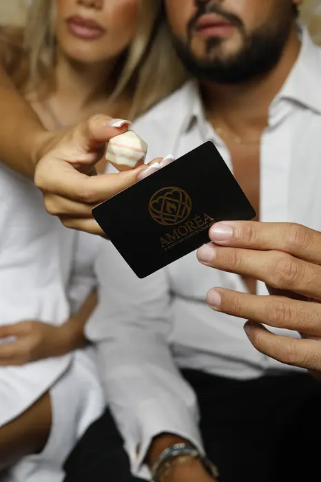 Una coppia con una carta e una pralina
