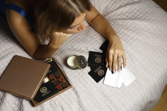 Carte e cofanetto sul letto