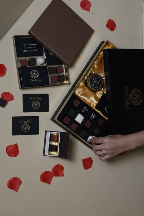 Praline, carte e petali visti dall'alto