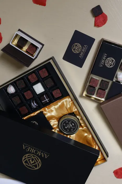 La Ritual Box con il raso dorato