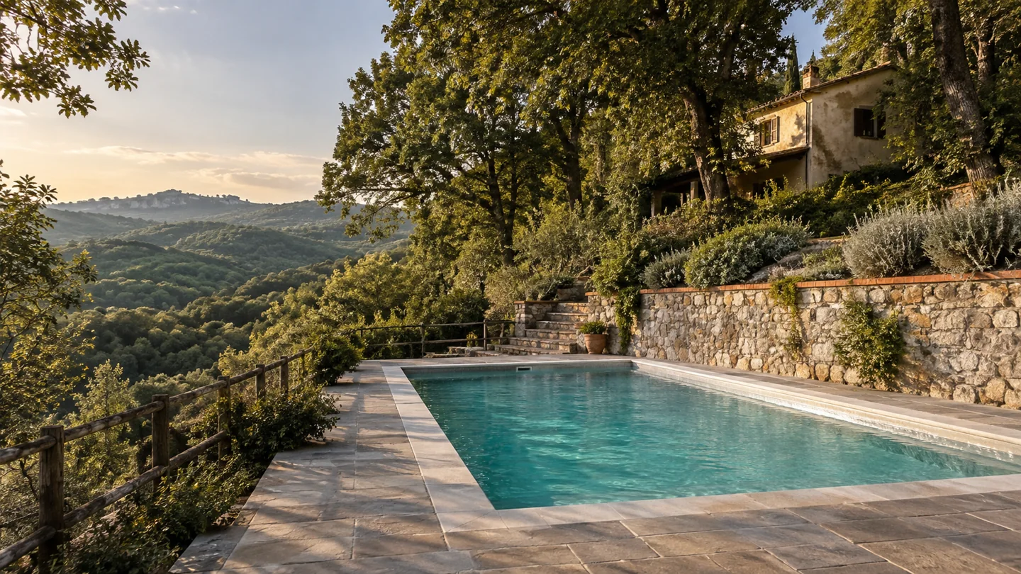Visione immaginata del podere: casa chiara, terrazza in pietra e piscina tra gli alberi della collina